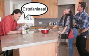 Se folla a su madre mientras cocina