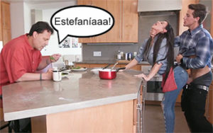 se folla a la madre en la cocina delante de su padre