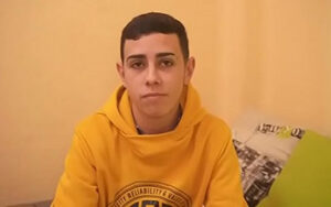 madura española enseña a follar a un jovencito