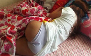 se duerme y su papa se la folla