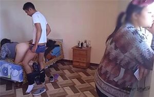 cornuda habla por teléfono mientras su marido se folla a su amiga